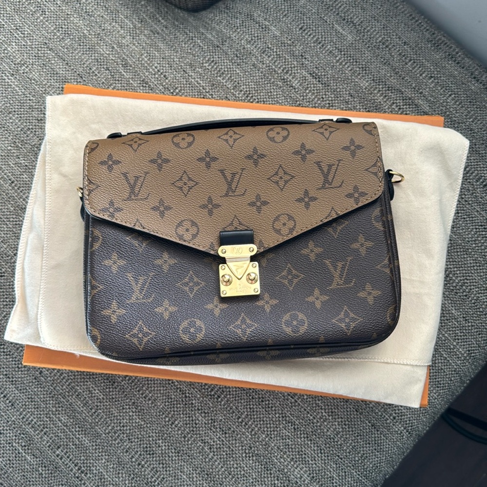 Louis Vuitton Pochette Métis in Reverse Monogram